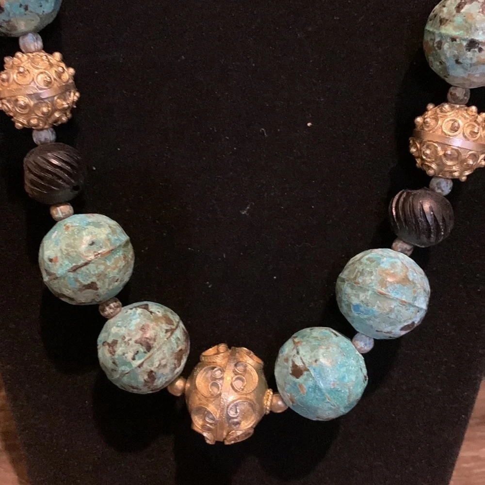 Vintage lg blue/gold bead necklace w/ a spring clasp